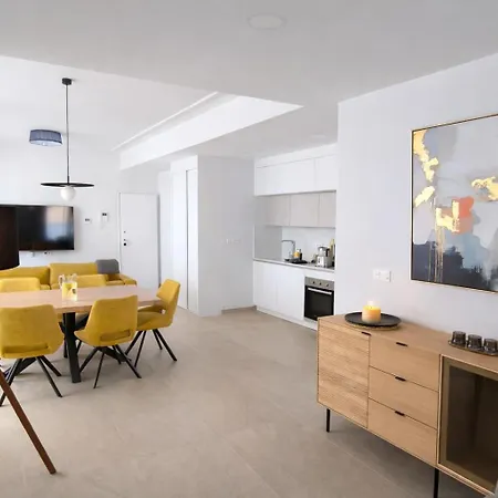 Sunny Waves & Coast 2 Apts, 6br, Ac & Heated Pool Apartamento