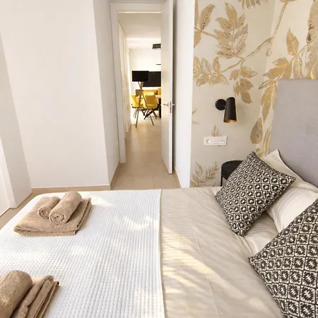 Sunny Waves & Coast 2 Apts, 6br, Ac & Heated Pool Torrevieja
