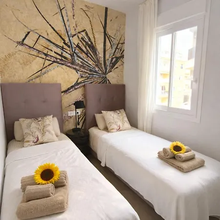 Sunny Waves & Coast 2 Apts, 6br, Ac & Heated Pool Apartamento