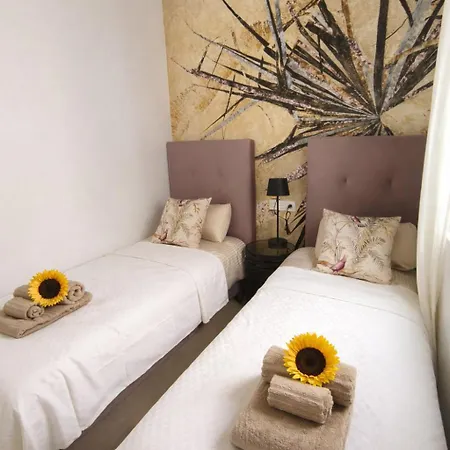 Sunny Waves & Coast 2 Apts, 6br, Ac & Heated Pool