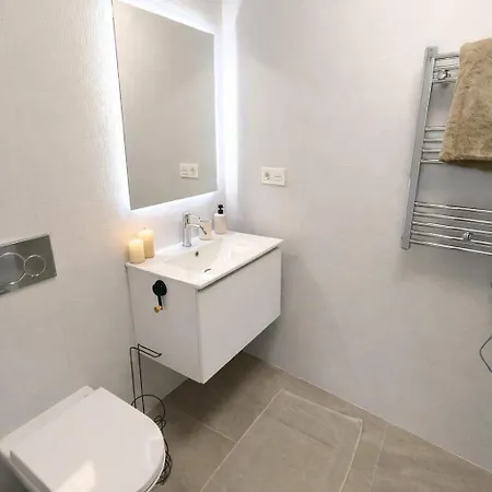 Sunny Waves & Coast 2 Apts, 6br, Ac & Heated Pool Apartamento *