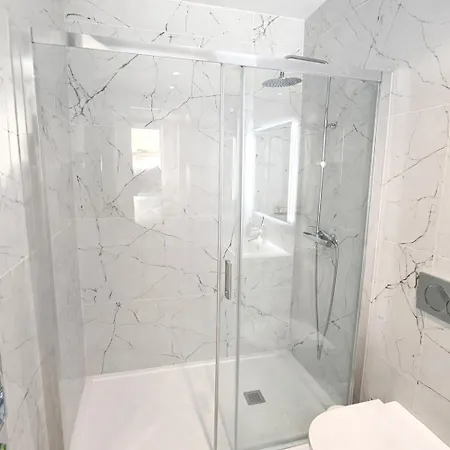 Sunny Waves & Coast 2 Apts, 6br, Ac & Heated Pool *