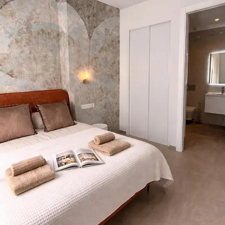 Sunny Waves & Coast 2 Apts, 6br, Ac & Heated Pool Apartamento